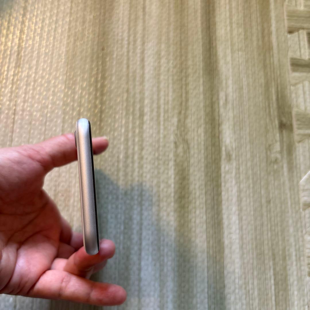 Apple iPhone SE 第2世代　本体　ホワイト　128GB