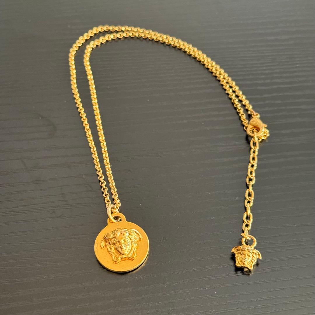 Versace メダル型ネックレス