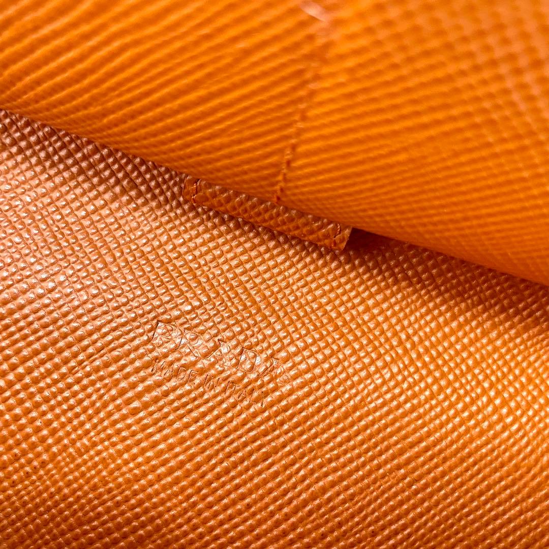 極美品　プラダ　ラウンドファスナー　ブラウン　サフィアーノレザー　三角ロゴ