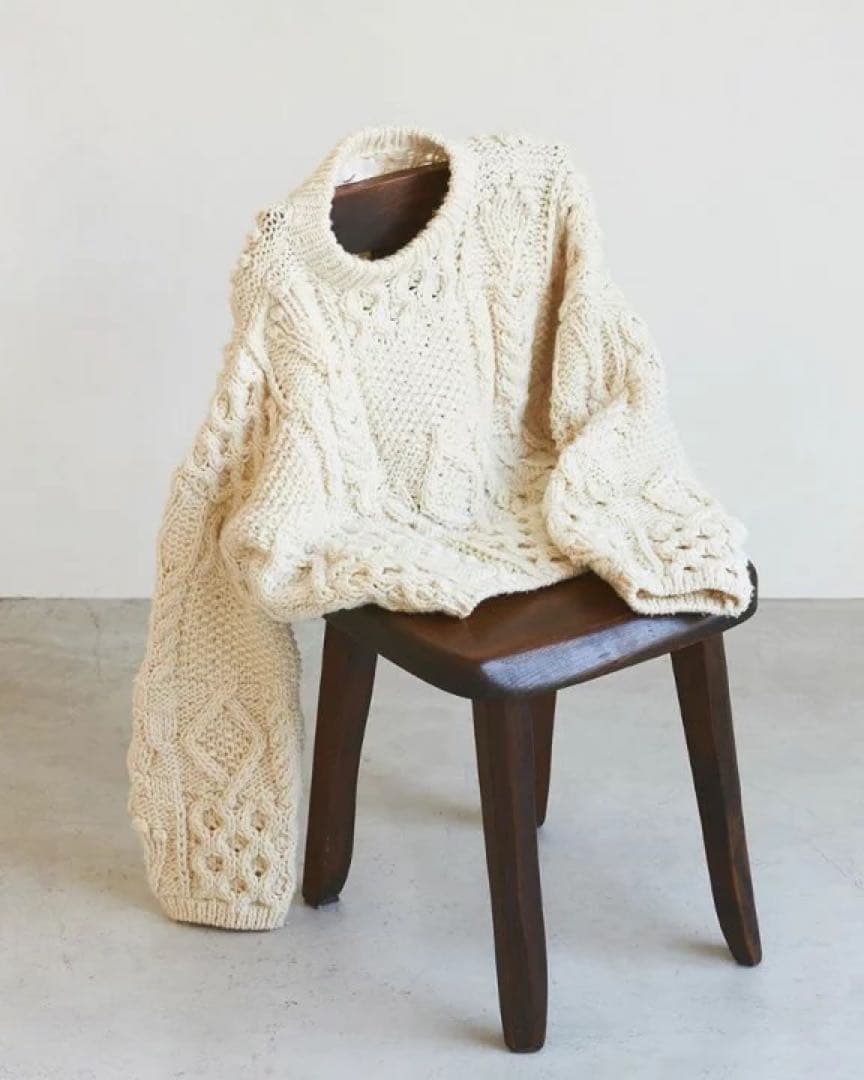 アイボリー ケーブルニット セーター
