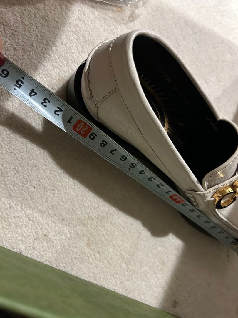 GUCCI ホワイト ローファー ゴールドロゴ