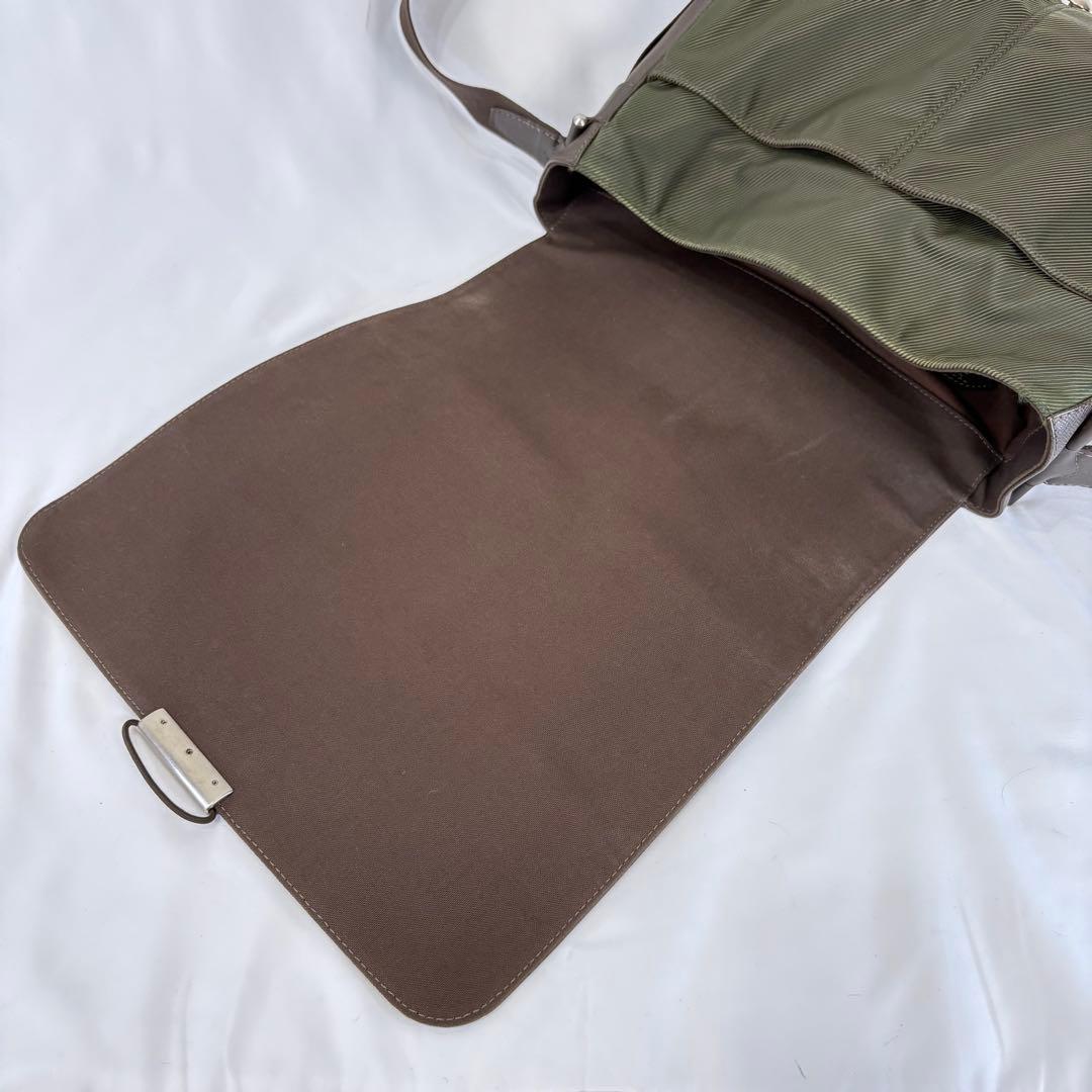 ルイヴィトン　ヴィクトール　タイガ　メッセンジャーバッグ　M30142