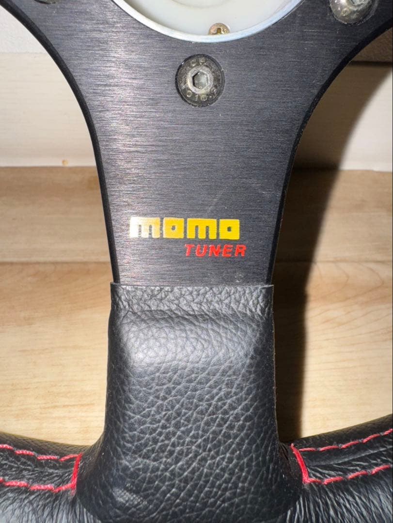 momo TUNER レッドステッチ(ラフィックス2 ステアリング側のみ付属)