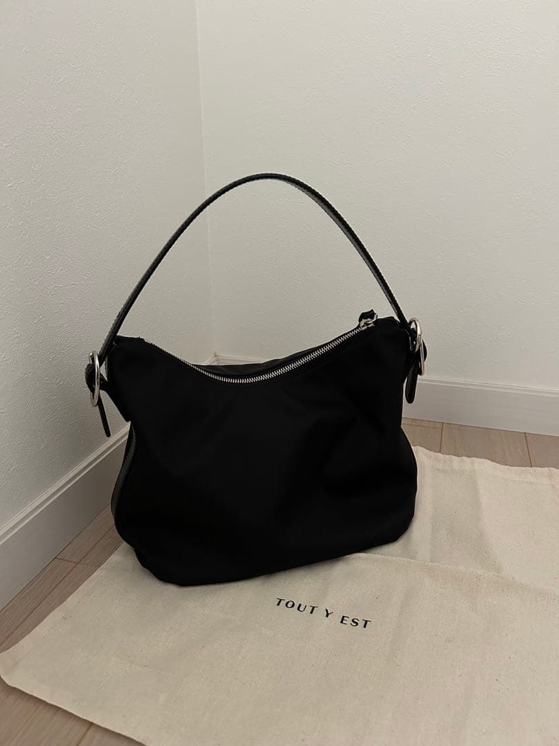 【美品】TOUT Y EST ブラックハンドバッグ