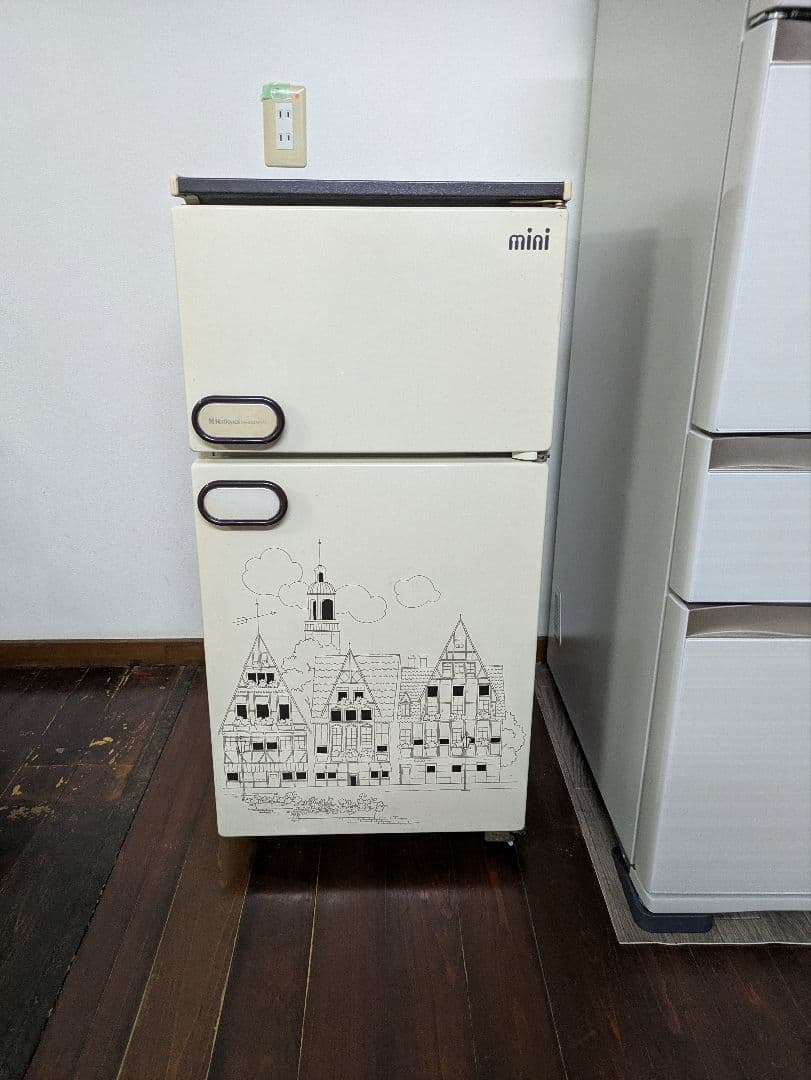 西*ン様 ミニ冷蔵庫 イラスト付き ホワイト