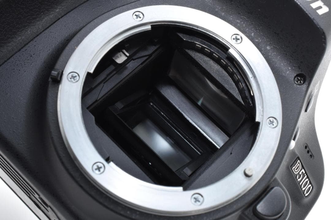 ■美品■ニコン　Nikon D5100 ボディ《ショット数1939回》