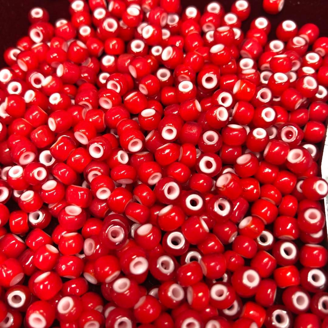 鹿革紐3ミリ、2ミリ、アソートネック28本、朱赤色約ビーズ2種各200粒