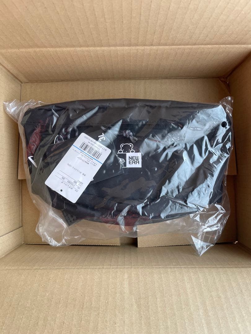 ボディバッグ　NEW ERA® × familiar ニューエラ