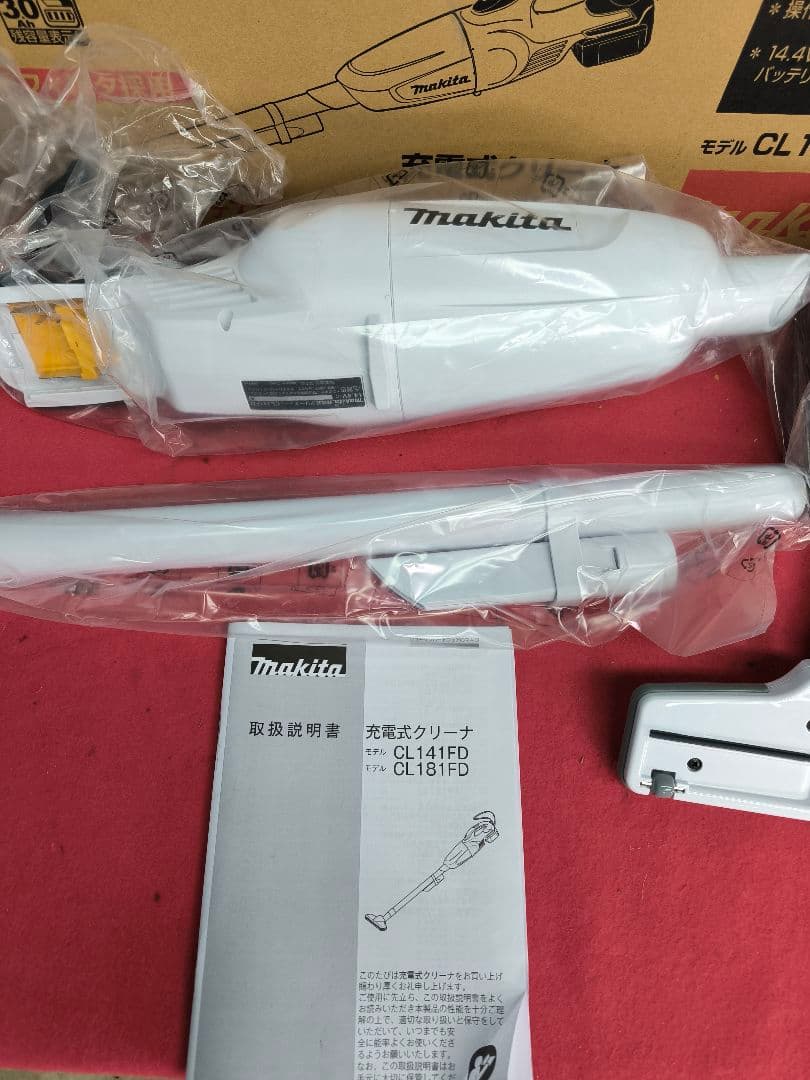 新品　マキタ コードレス掃除機14.4Vバッテリ充電器付 CL141FDRFW