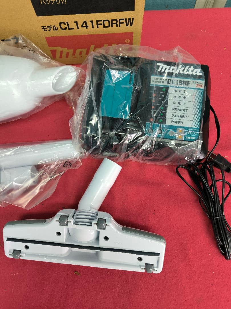 新品　マキタ コードレス掃除機14.4Vバッテリ充電器付 CL141FDRFW