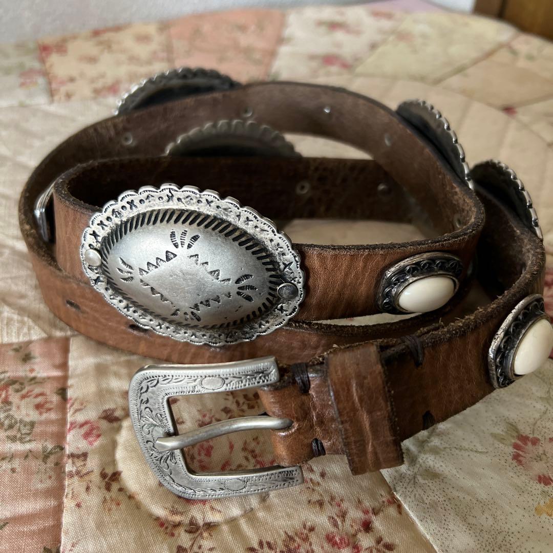 ［P U N T OV I T A(プントヴィータ)] コンチョレザーベルト