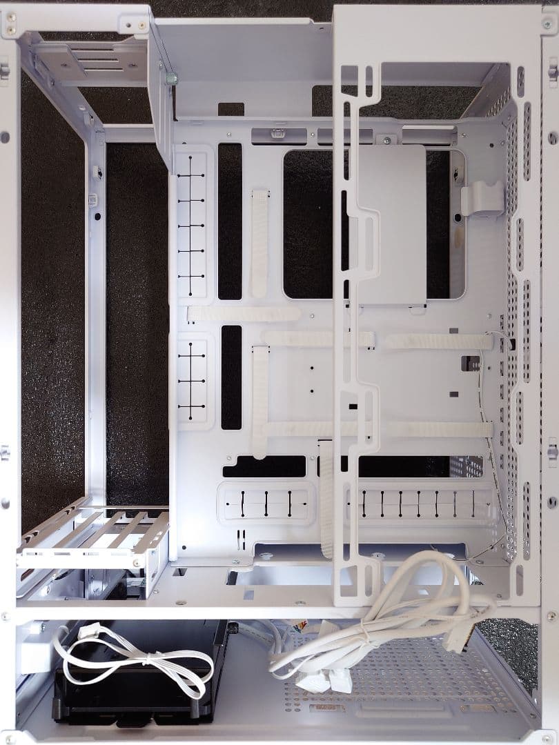 LIAN LI SUP01 ホワイト PCケース