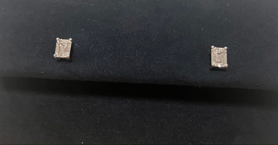 GRAFF ダイヤモンドスタッドピアス　エメラルドカット