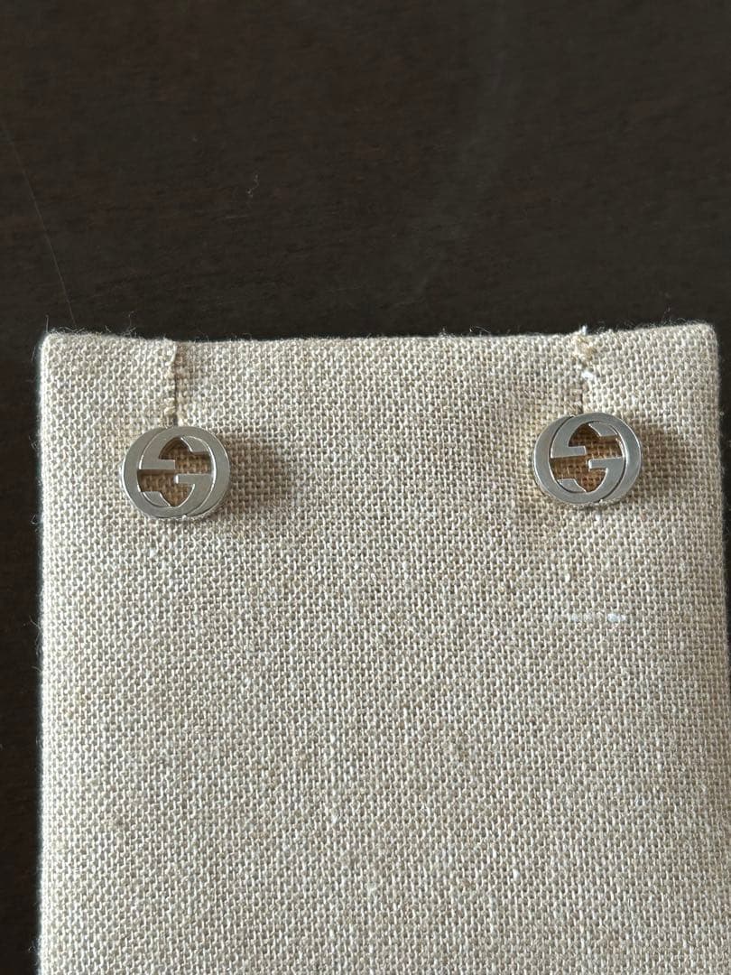 GUCCI シルバー ロゴスタッドピアス