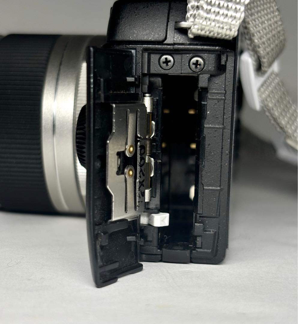 【ジャンク 】ペンタックスPENTAX Q10 専用ケース、バッテリー×5本