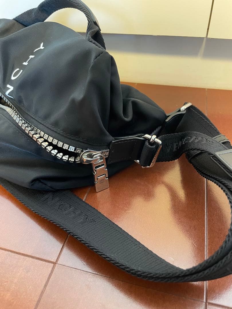 ジバンシー　ボディバック