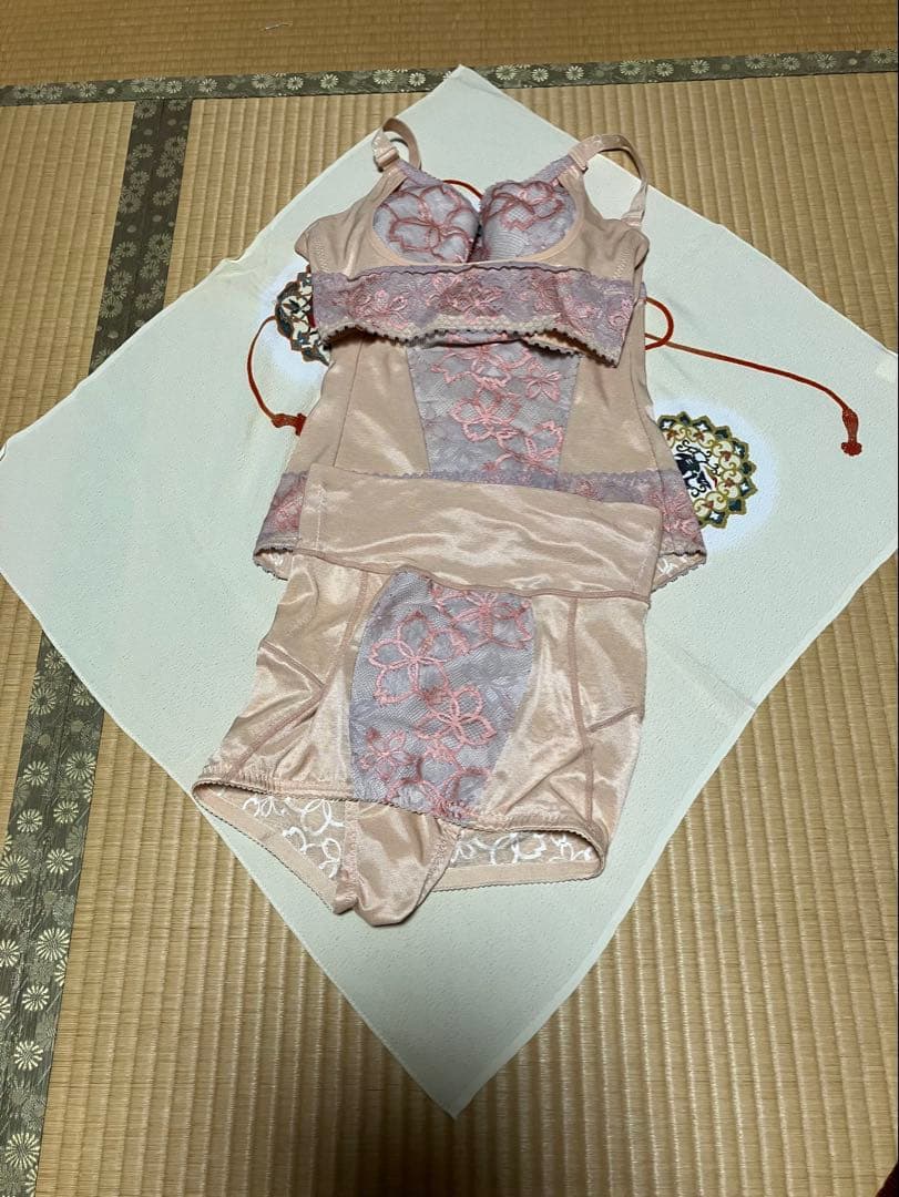 補正下着マルコアヴァンセサクラ3点セットと入れ物