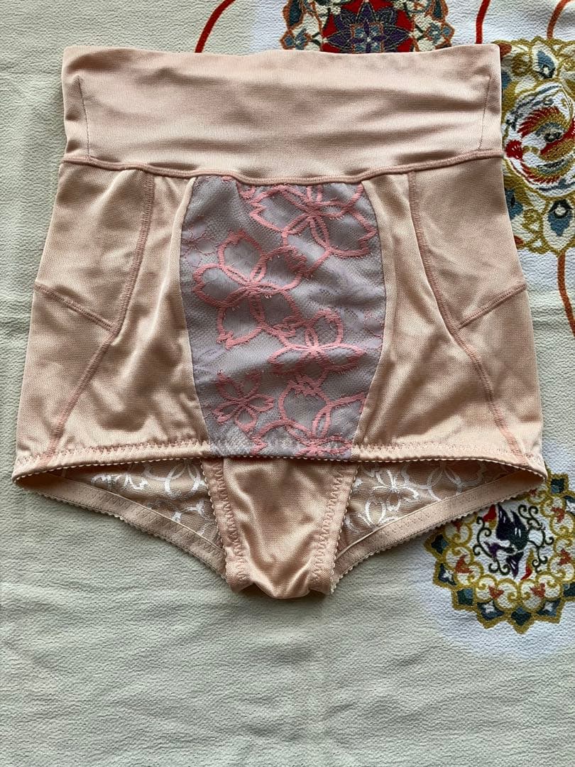 補正下着マルコアヴァンセサクラ3点セットと入れ物