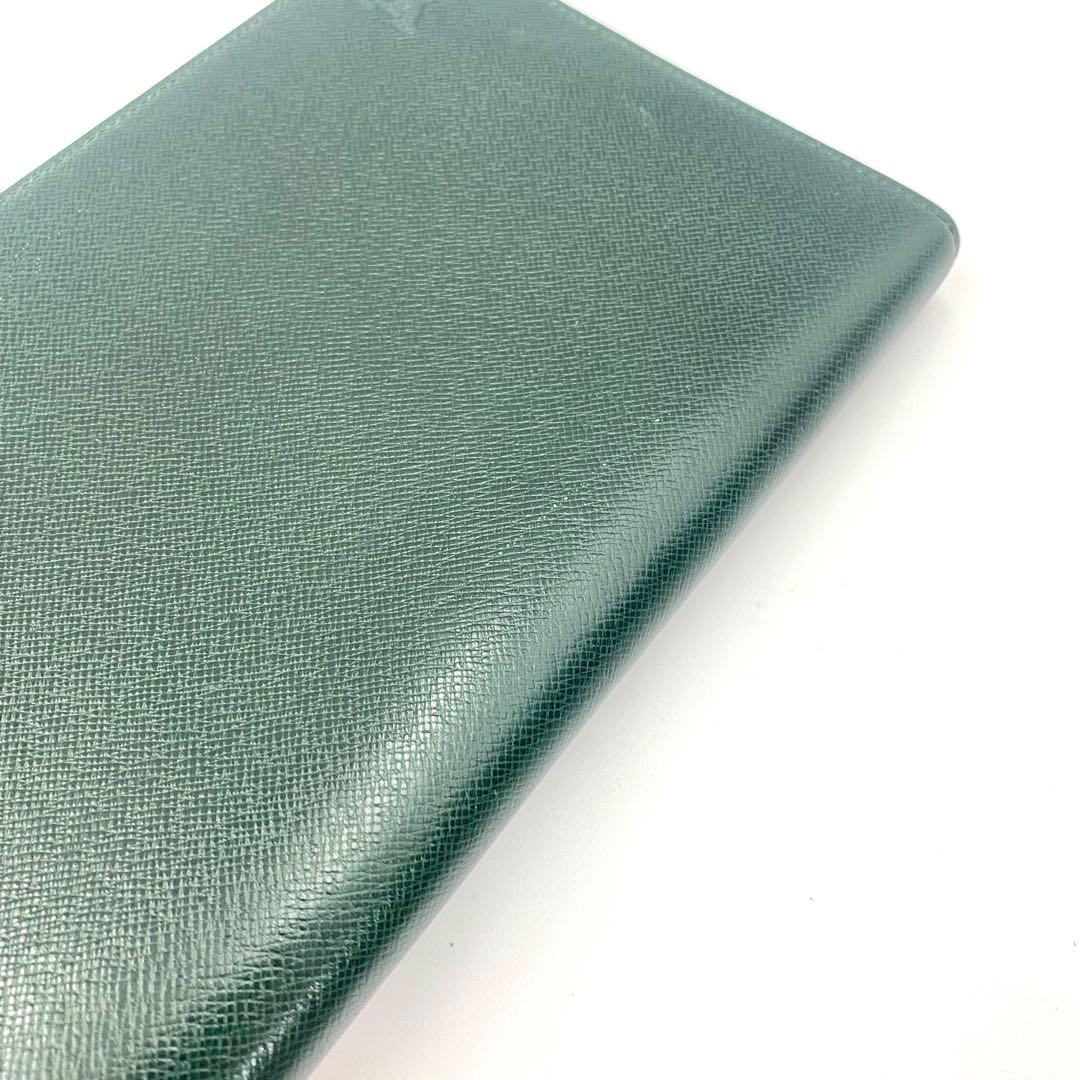 ルイヴィトン タイガ ラウンドファスナー トラベルケース パスポートケース 緑系