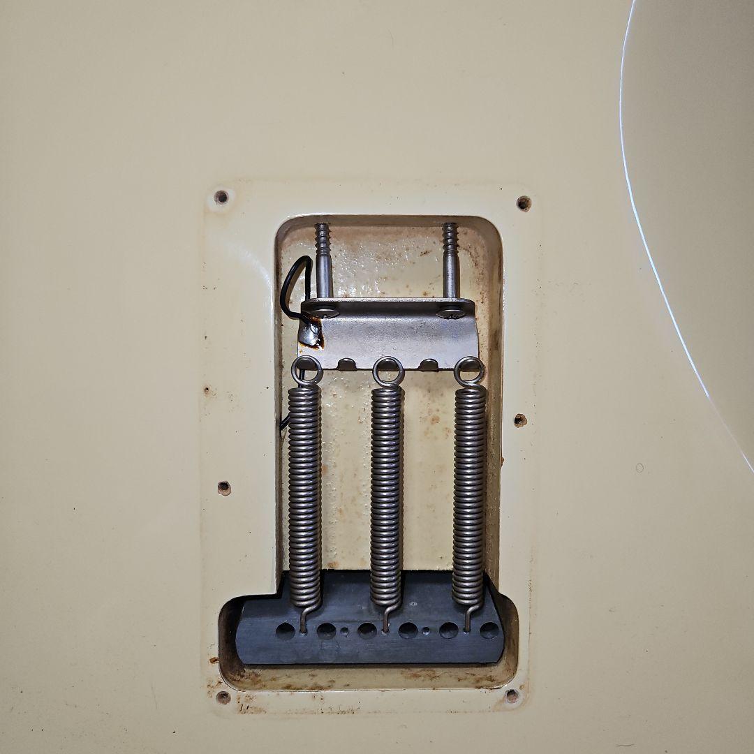 【エレキギター】ストラトキャスター アイボリーです。