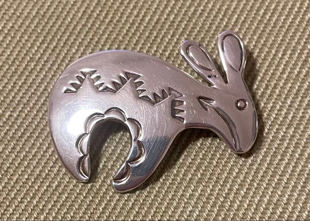 Navajo インディアンジュエリーブローチ/AM刻印うさぎモチーフ