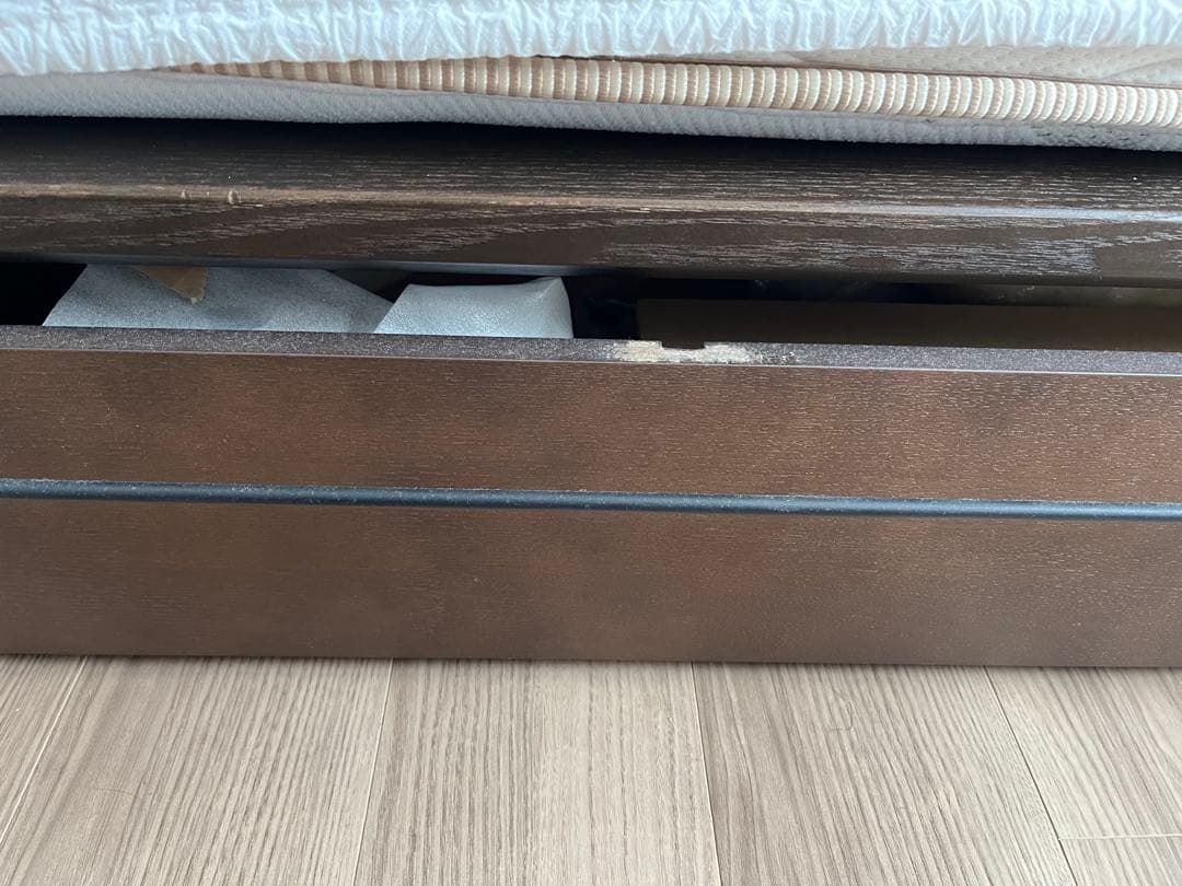 ベッドフレーム・ウォールナット材・セミダブル・ベッドフレーム下収納2つ・脚付き