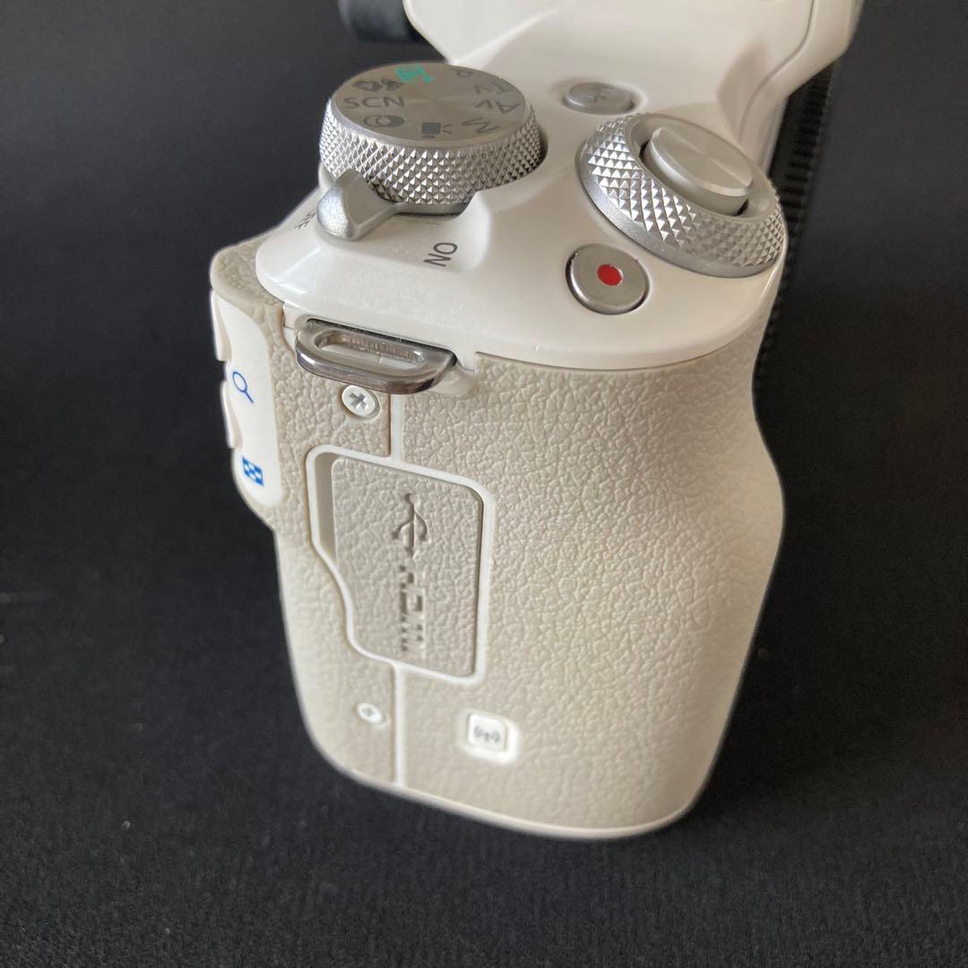 【美品】Canon EOS kiss M 18-55mm ミラーレスカメラ