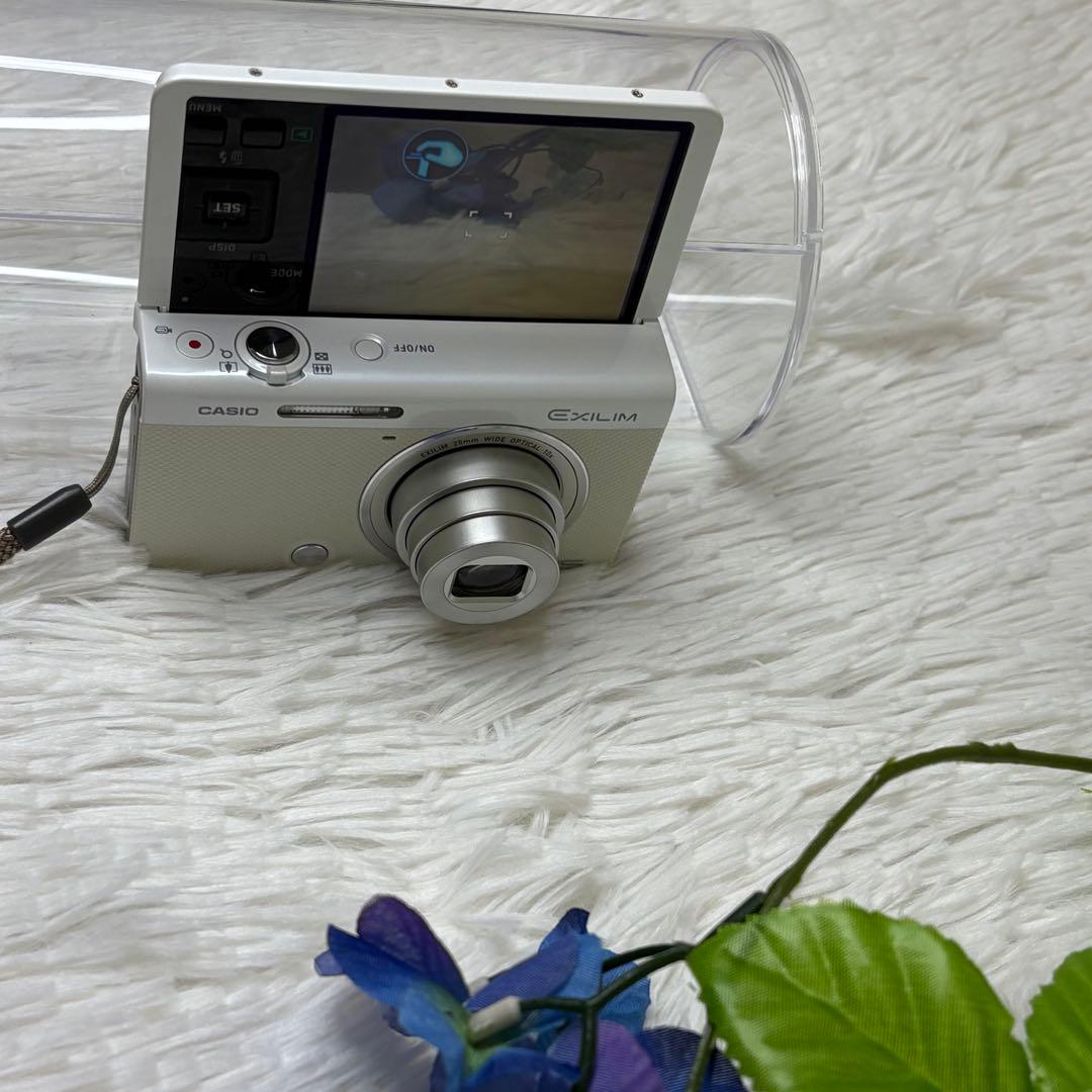 美品　CASIO カメラ　EX-ZR50 充電器　箱　ホワイト　コンデジ　動作品