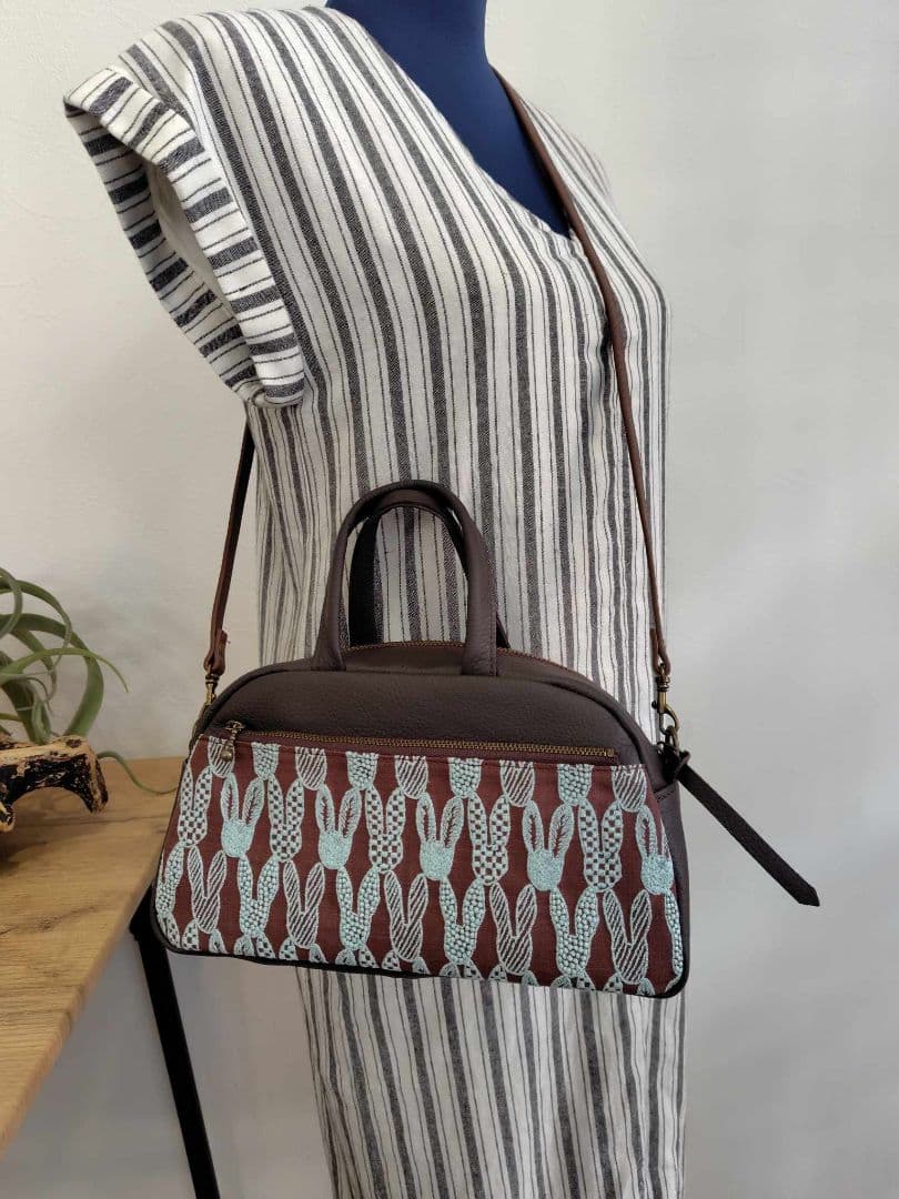 ミナペルホネン/tambourineタンバリンネイビー×LB/ラウンドボストン