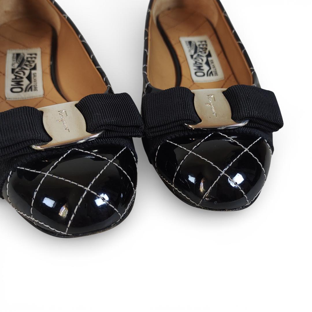 フェラガモ|VARA|キルティングリボン|6C|黒|i1781