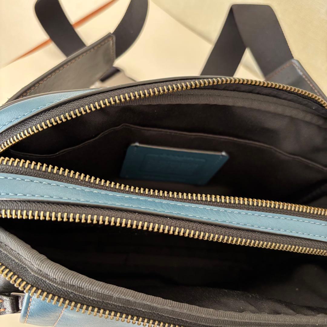 未使用　COACH レザー ボディバッグ 青と黒コンビ
