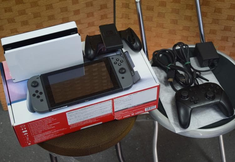 ニンテンドー Switch/スイッチ本体(ブラック) HAC-001＆プロコン