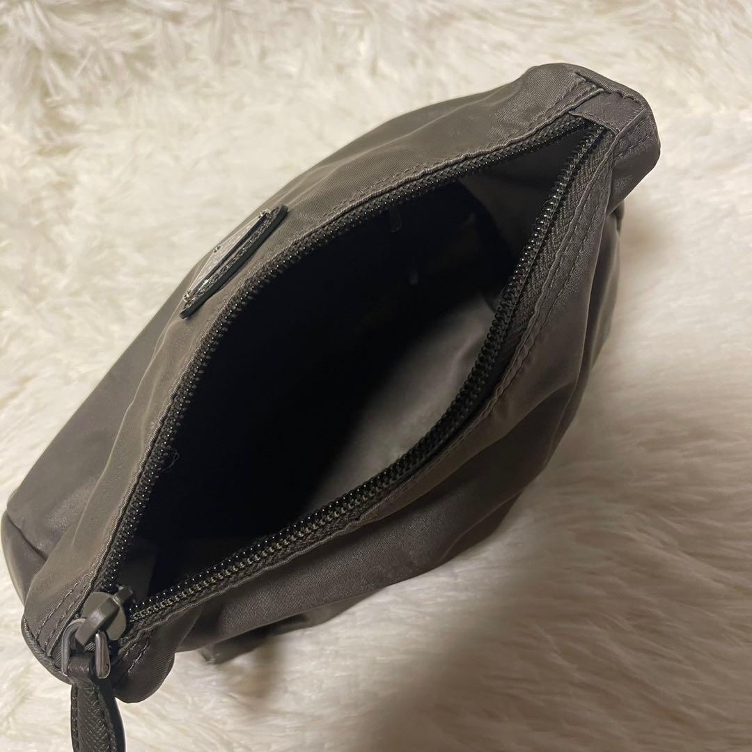 PRADA プラダ　ポーチ　三角ロゴ　ナイロン　カーキ　小物入れ　カード、袋付き