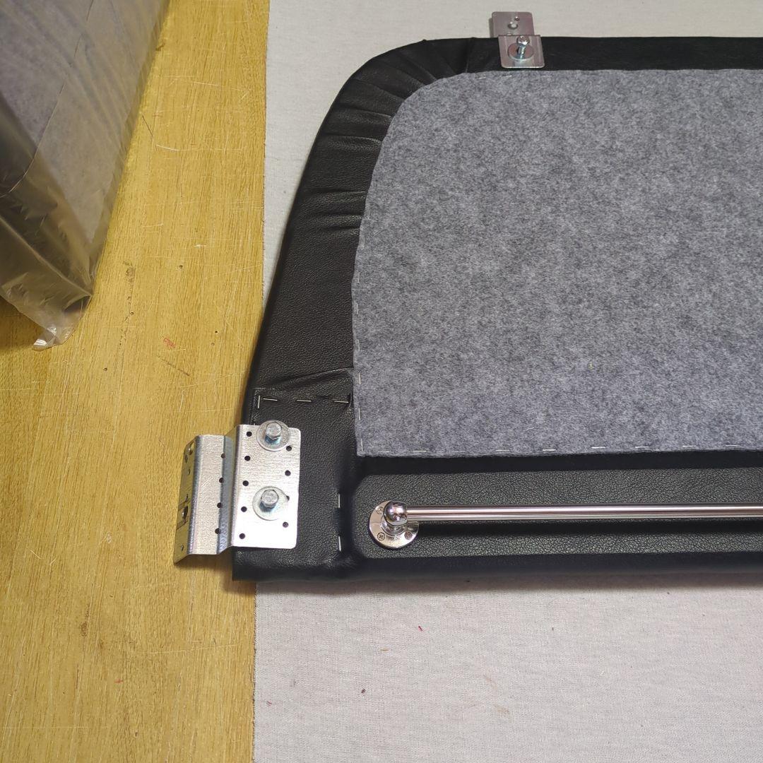 【やっちゃん】ロールーフ棚&ハンガー掛け（後窓上）【ブラックレザー】