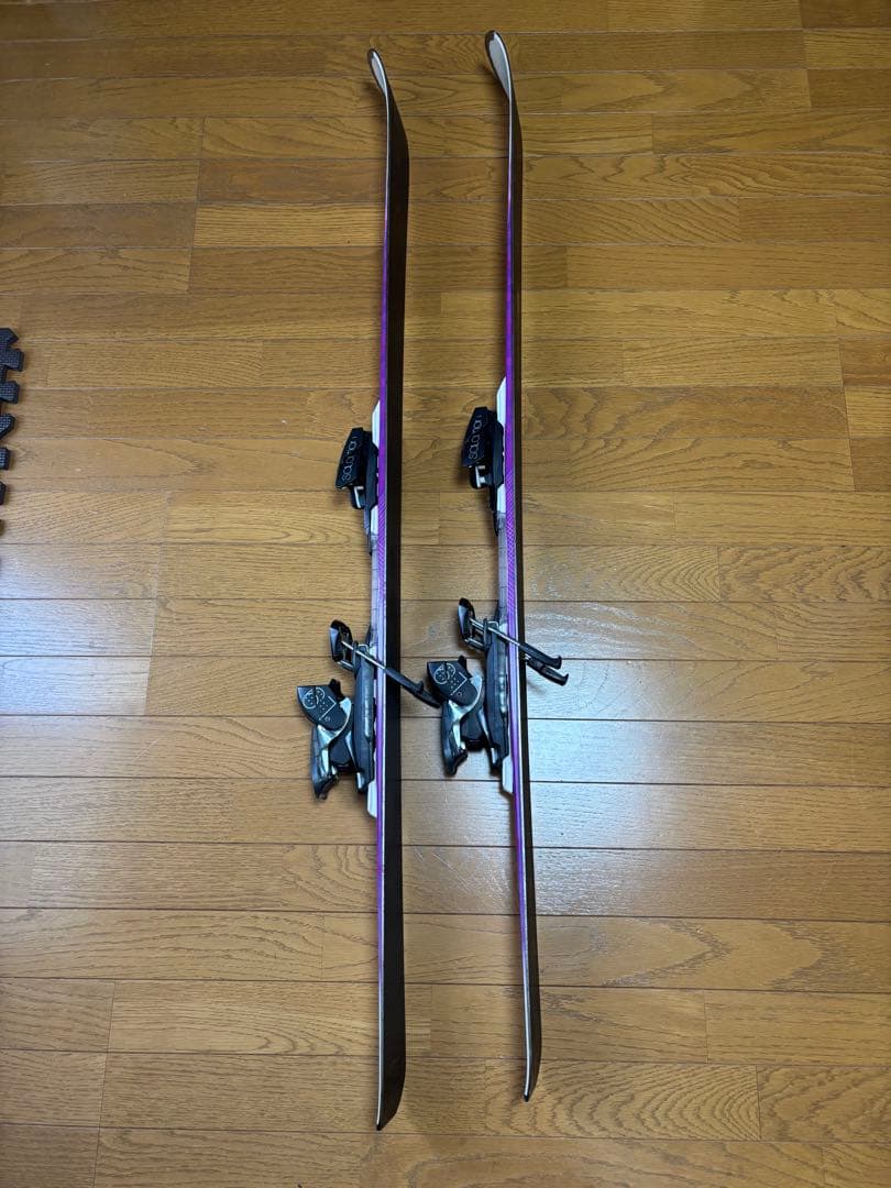 Salomon Rally スキー 白/紫 バインディング付き