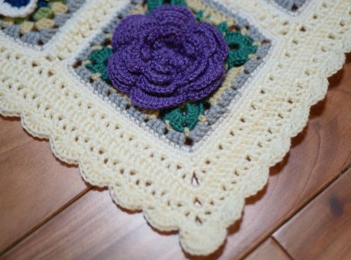 手編み　ブランケット　マルチカバー　立体花柄モチーフ編み