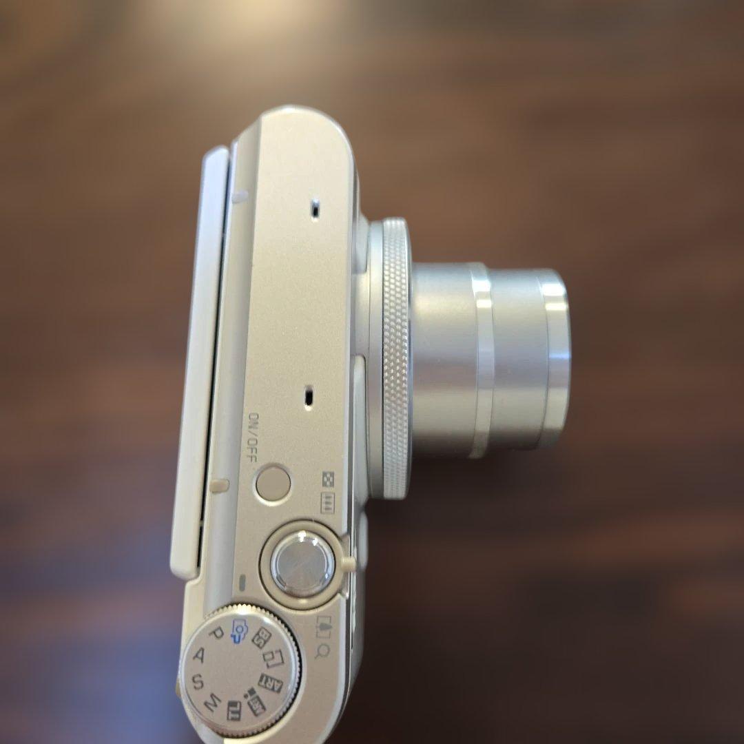 CASIO デジカメ　EX-ZR4000 ホワイト