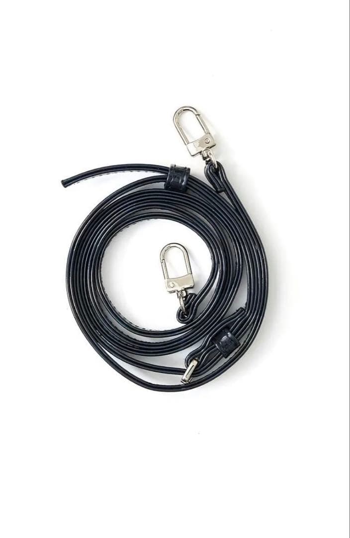 ハート型ポーチ付きブラックiPhone17ケース