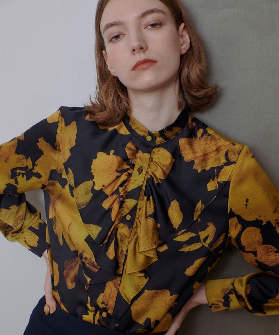 極美品　アルアバイル　モダンフラワーフロントフリルブラウス　ブラック　2