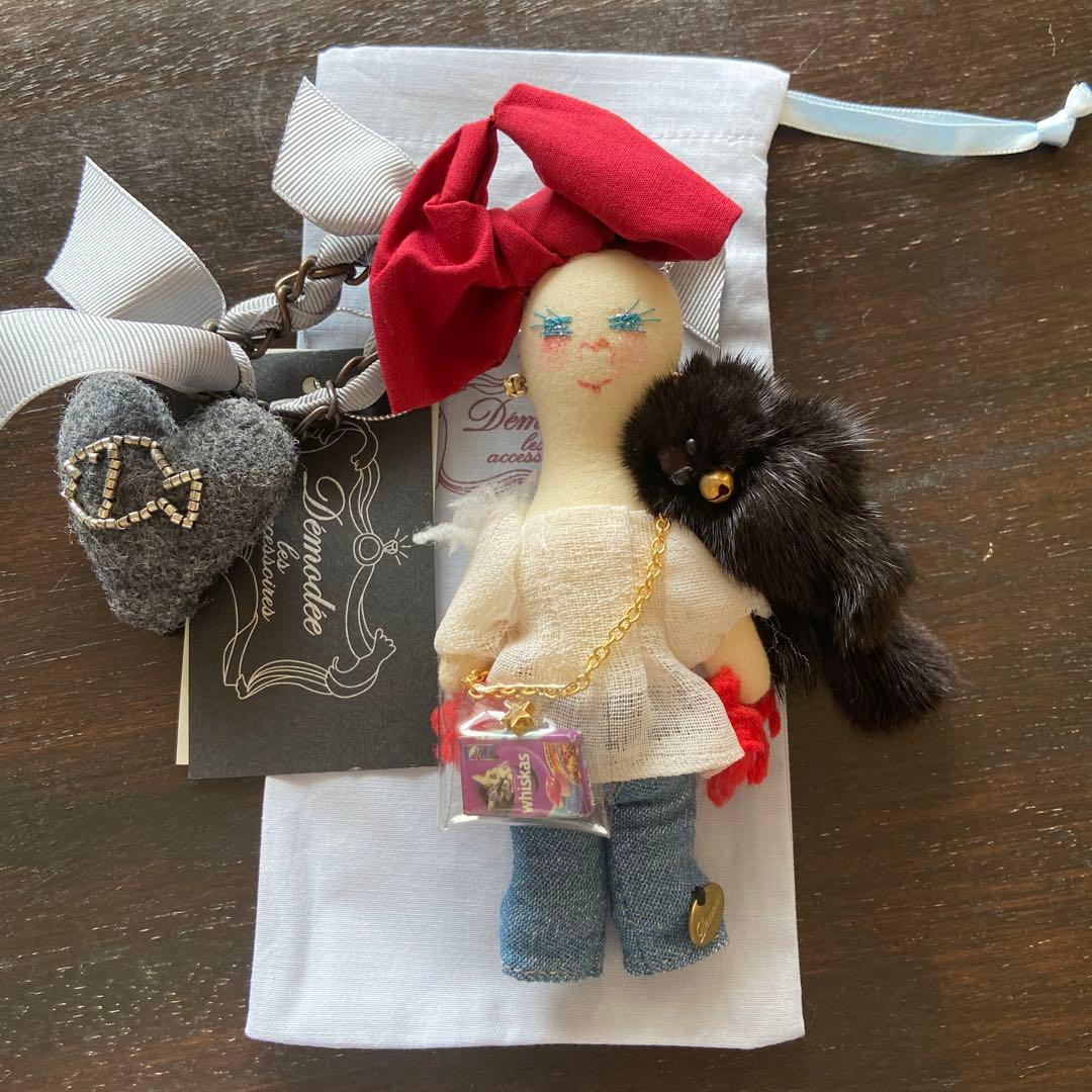 ひまわり様　demodeeチャーム　赤いリボンの 子　黒猫ちゃん付