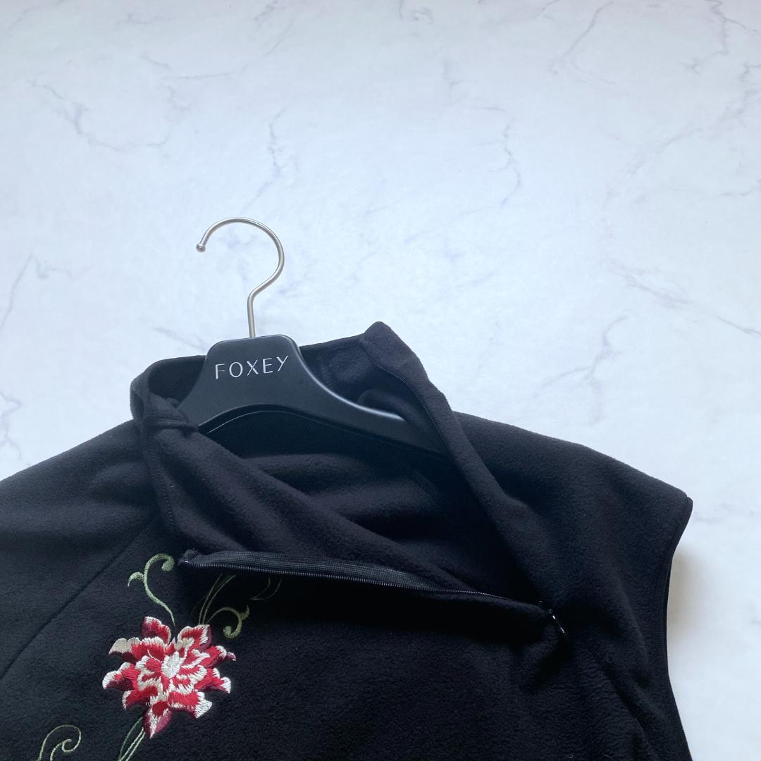 ヴィヴィアンタム モックネック フリース 花柄 刺繍 ノースリーブ 黒 1