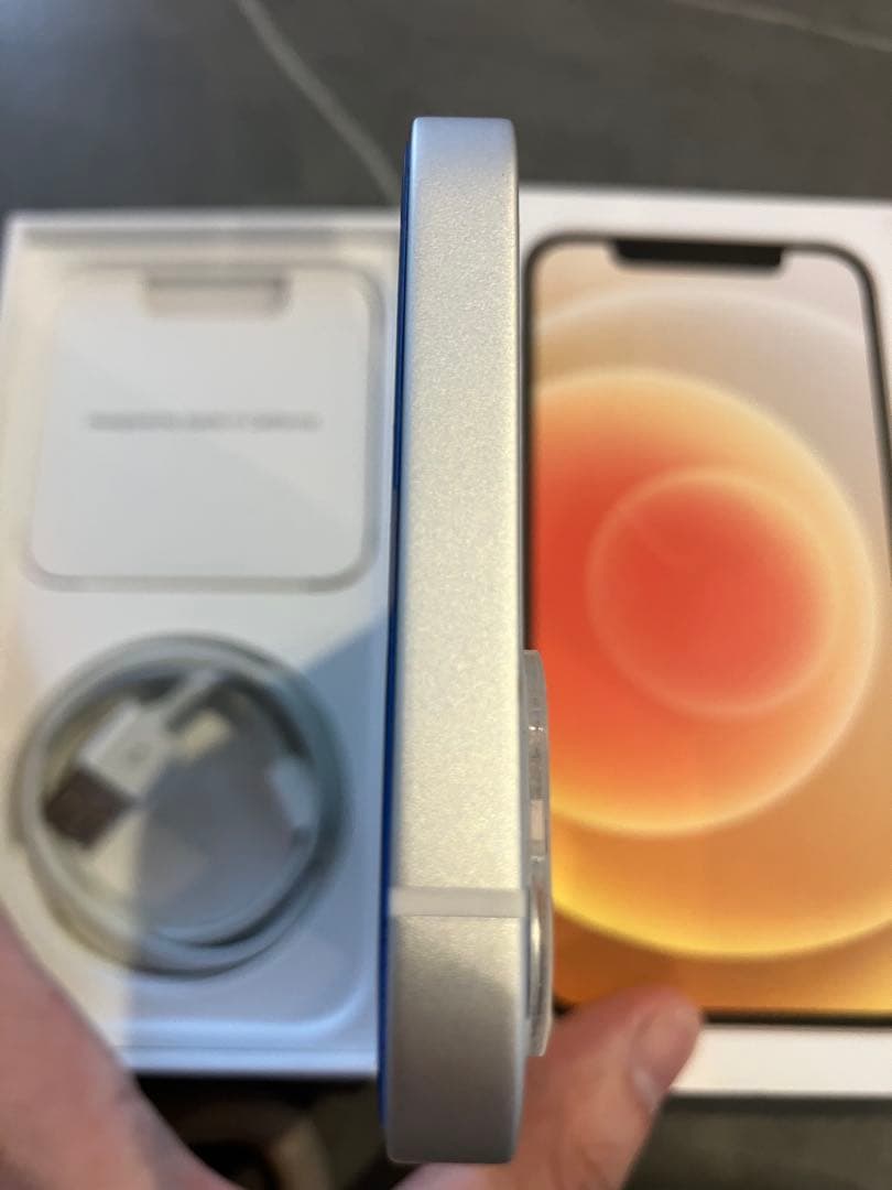 【美品】iPhone 12 128GBホワイト 本体 充電ケーブル付き