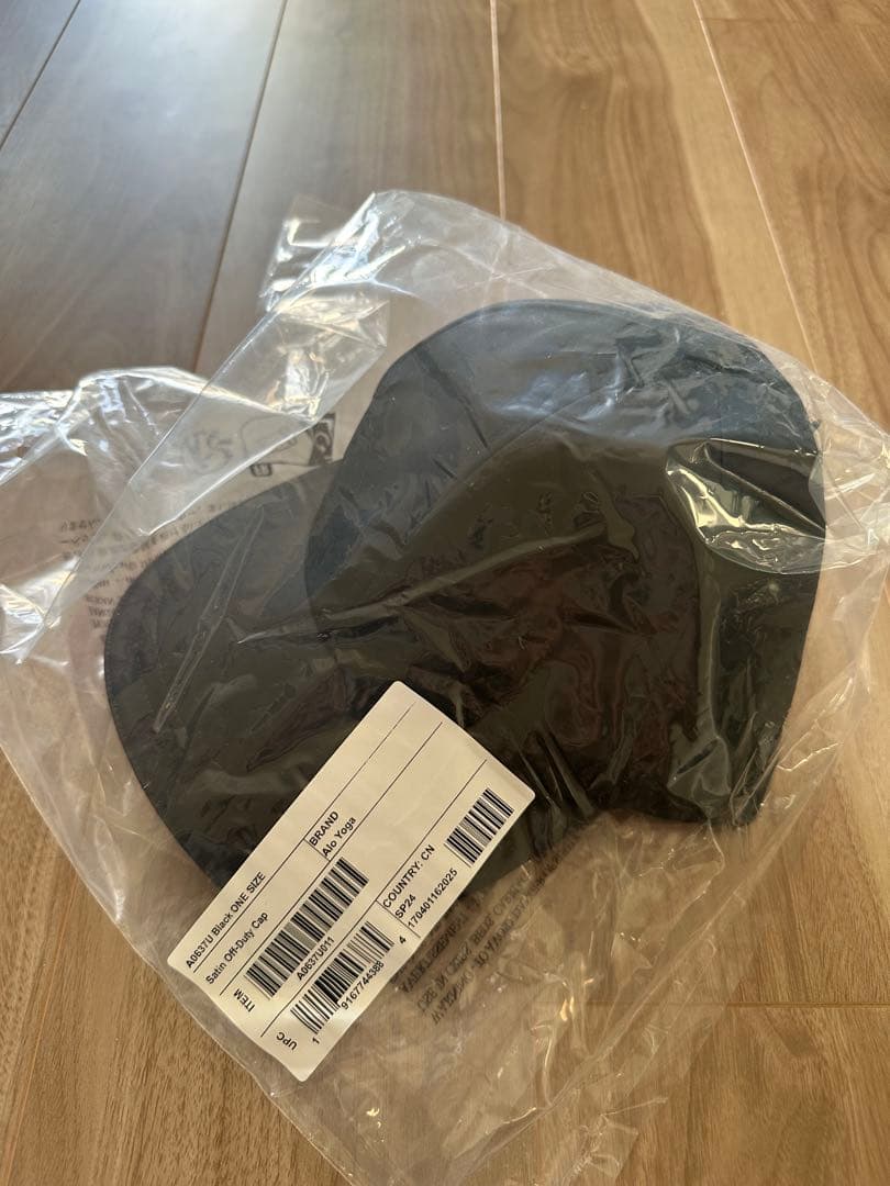 alo サテン Off-Duty キャップ