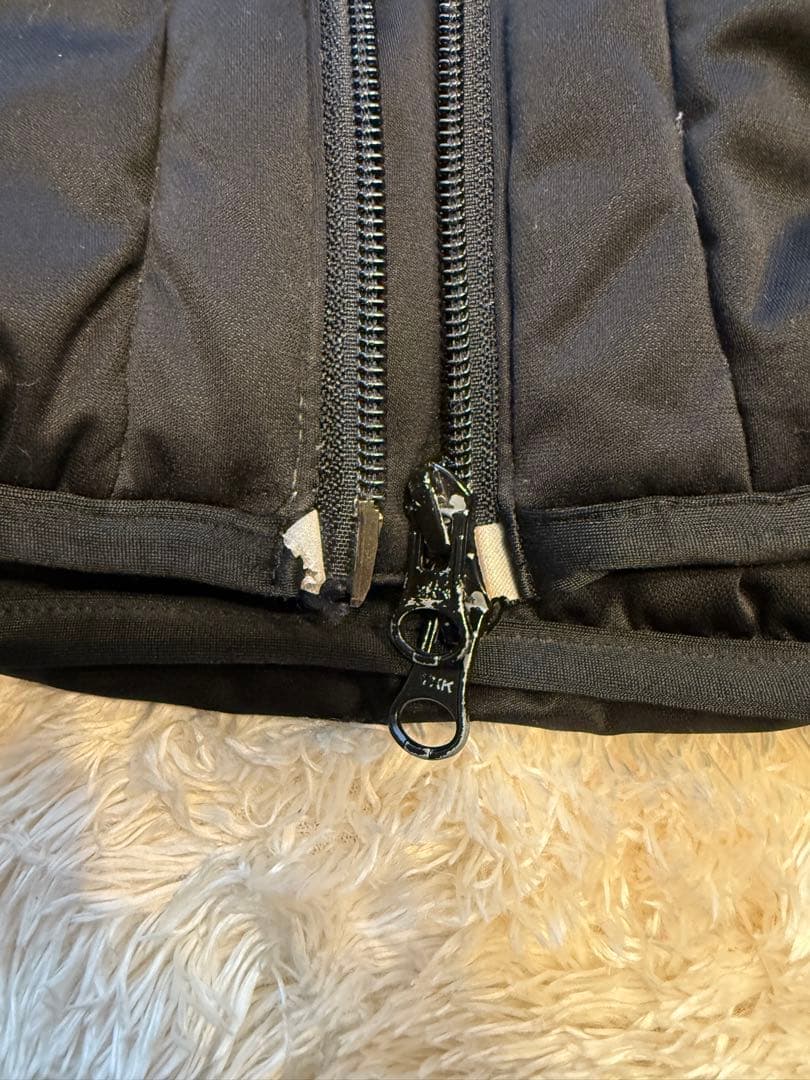 パーリーゲイツ　エンブレム付きブラックダウンジャケット