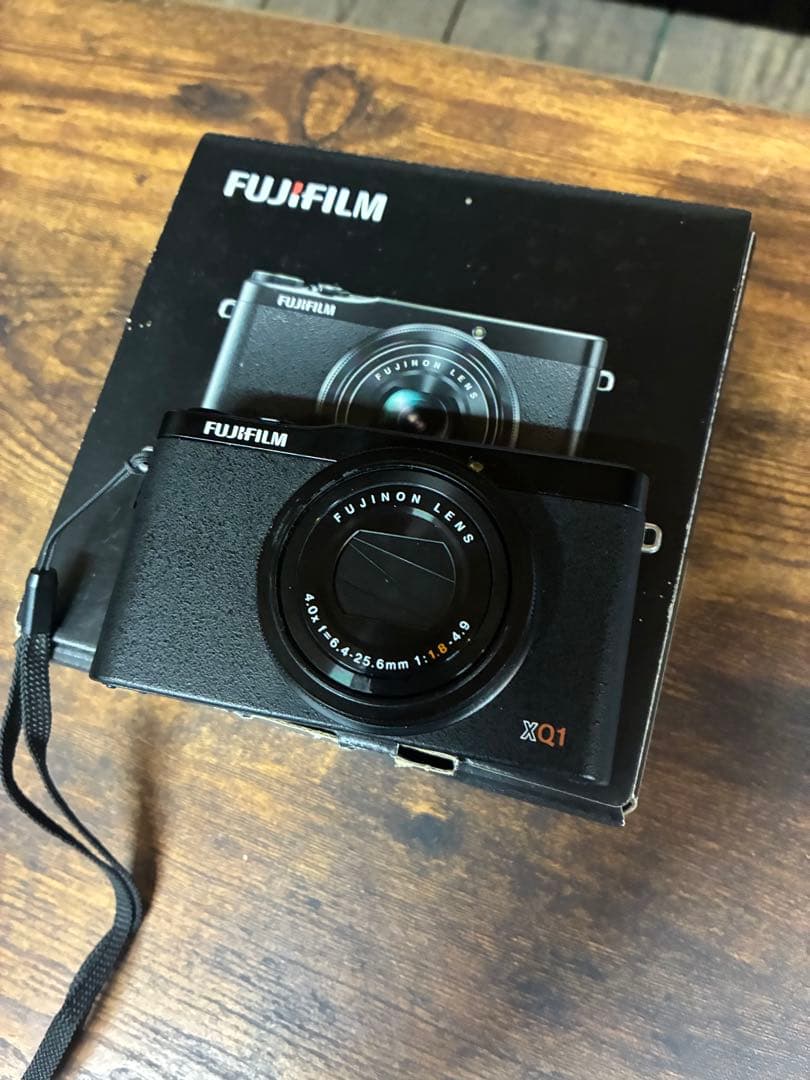 美品FUJIFILM XQ1 ブラック 本体と付属品