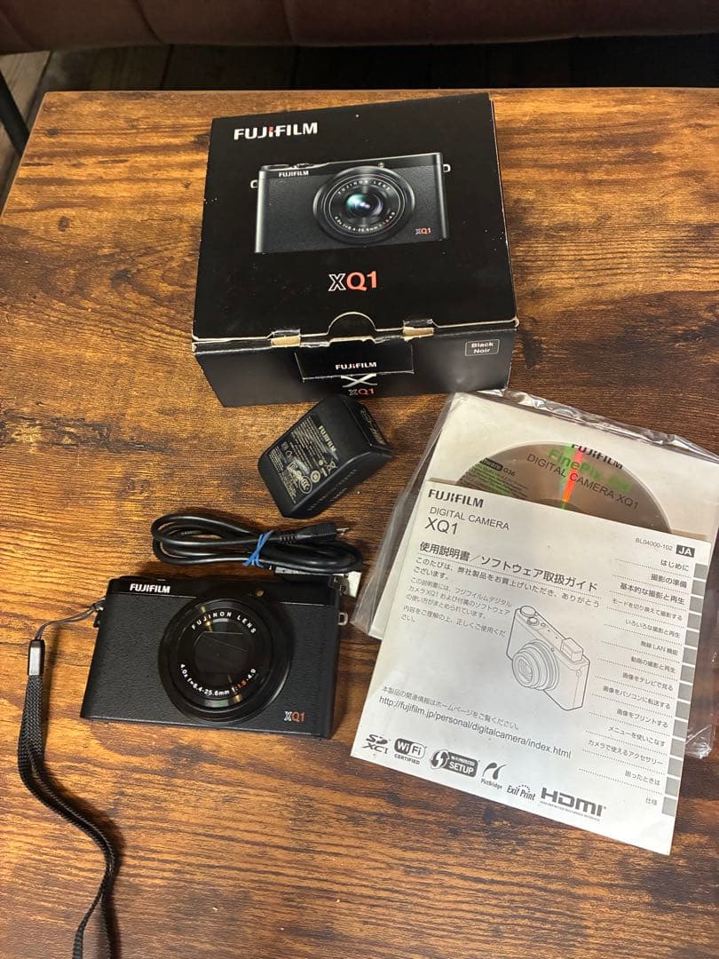 美品FUJIFILM XQ1 ブラック 本体と付属品