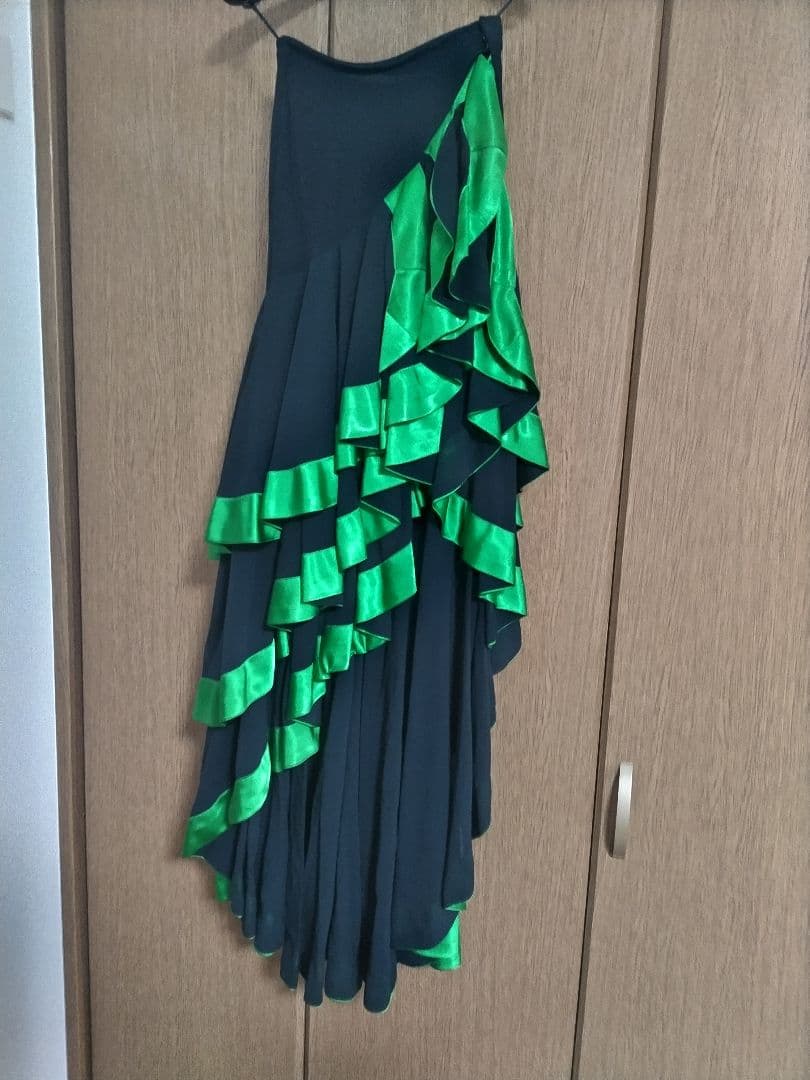 【期間限定値下げ・パソスカート有り】黒と緑のエレガントなラテンドレス