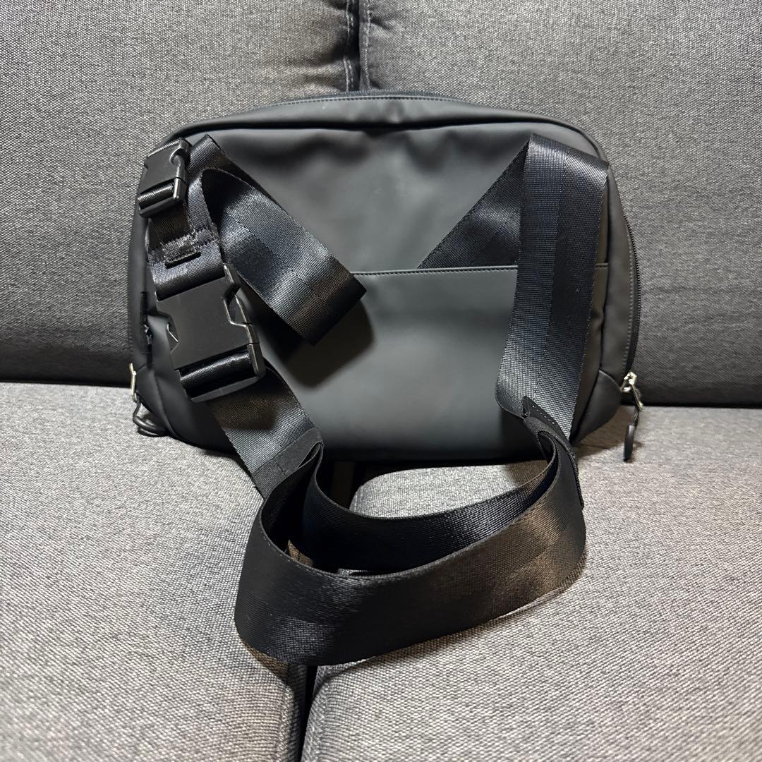 Y-Tag ブラック ボディバッグ　カメラバッグ