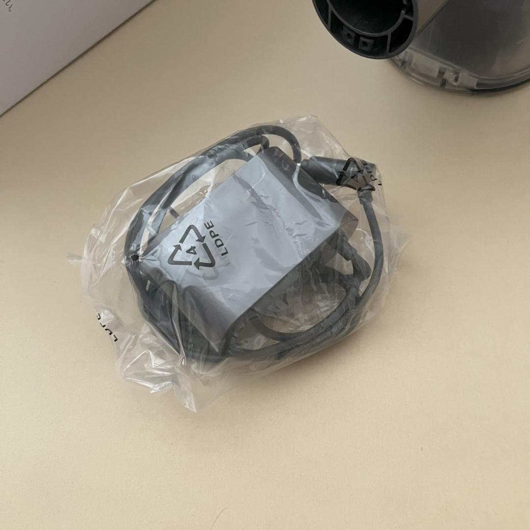 サンディ　新品同様　ダイソンV6 ハンディタイプ　掃除機　各種付属品付