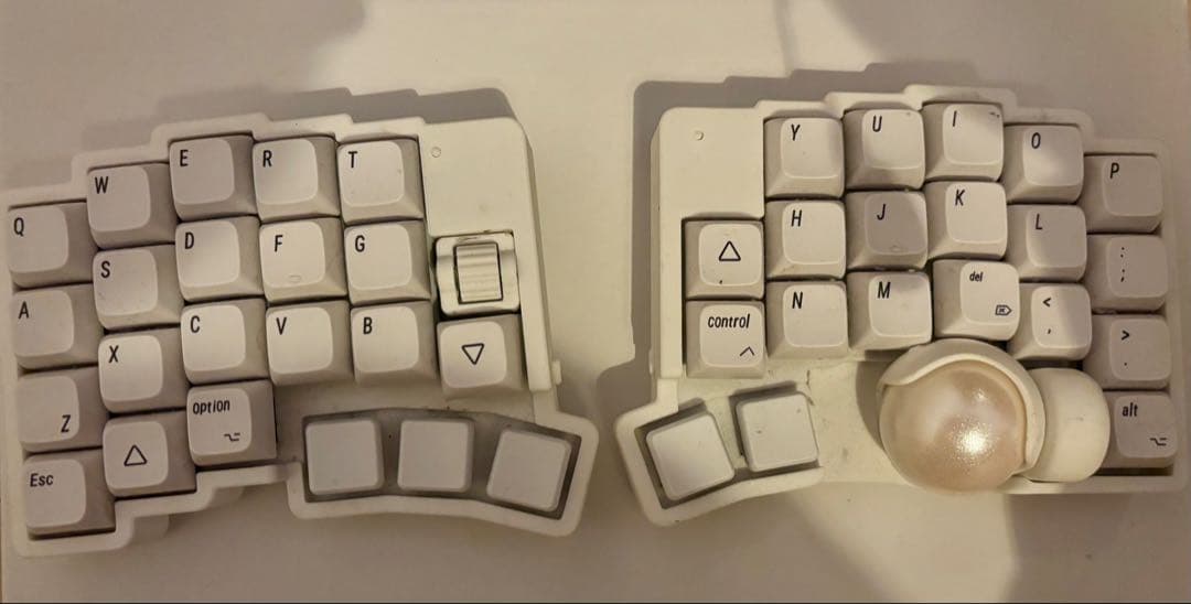 分割型ホワイトキーボード トラックボール付き roba